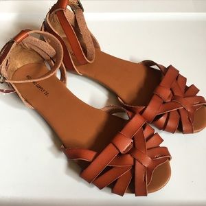 New Mossimo brown woven ankle strap sandal